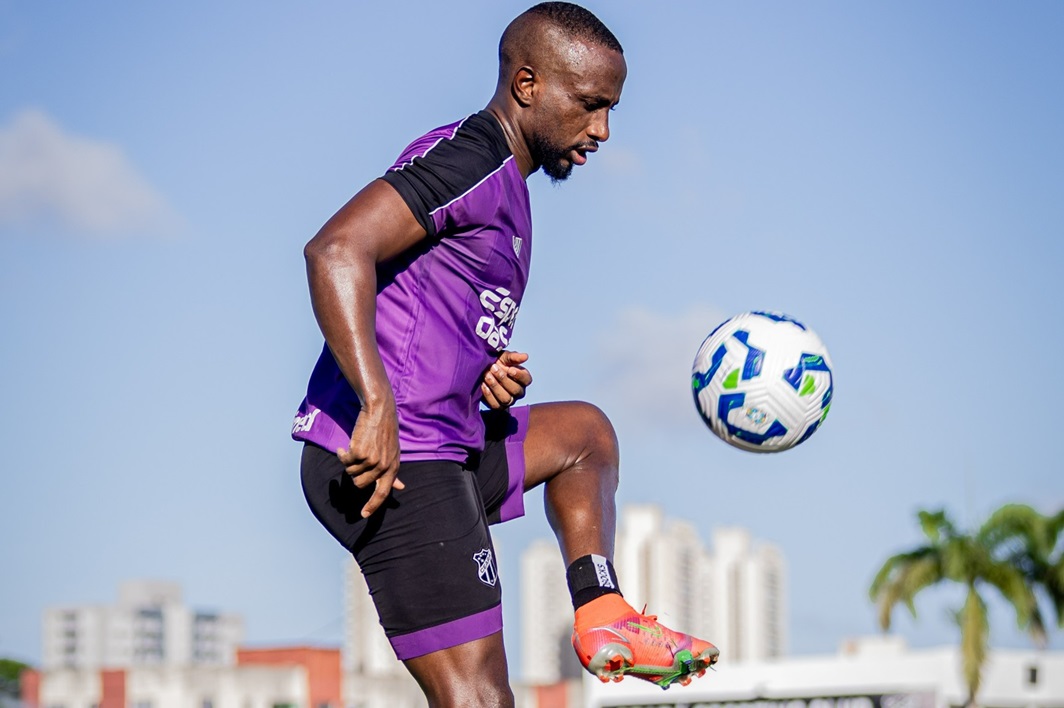 Dieguinho avança no processo recuperatório e inicia trabalho com bola com a fisioterapia