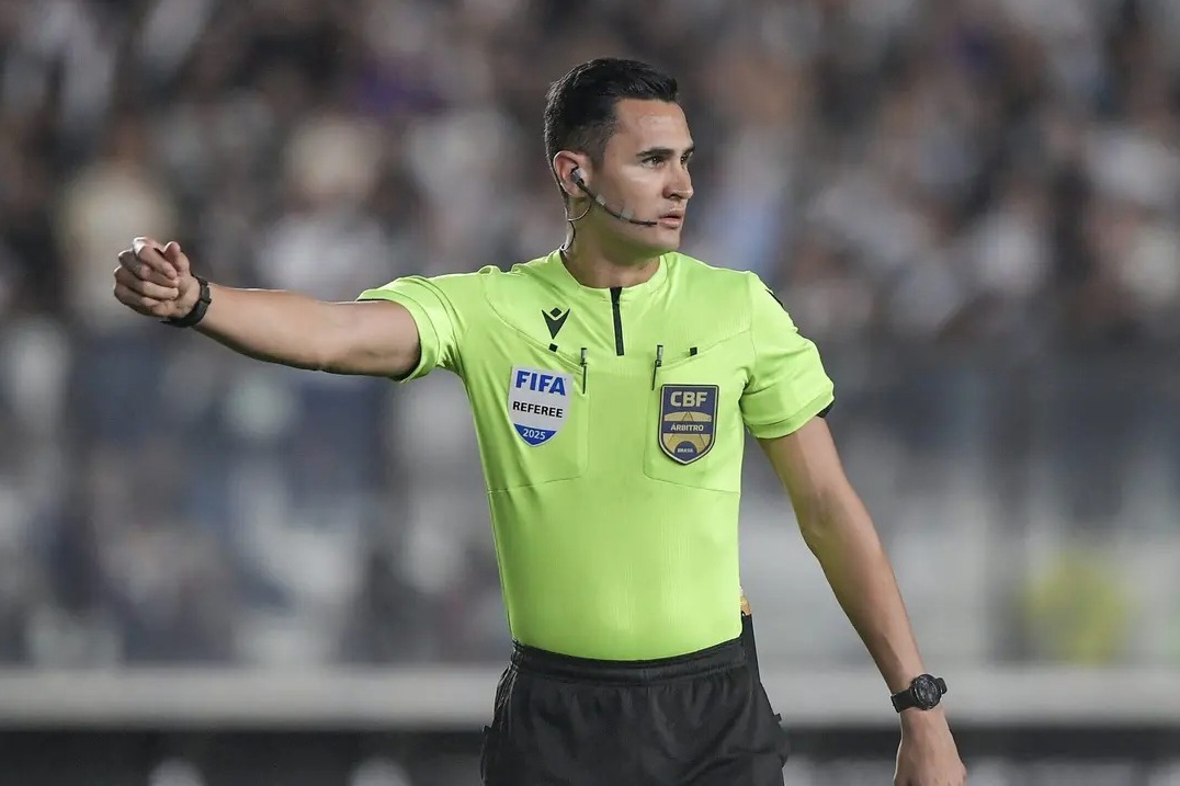 Paulista Matheus Delgado Candançan apita Ceará x Atlético-MG