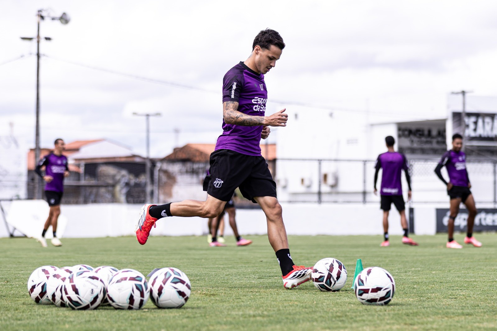 Em manhã chuvosa, Ceará finaliza preparação para duelo contra Operário/PR