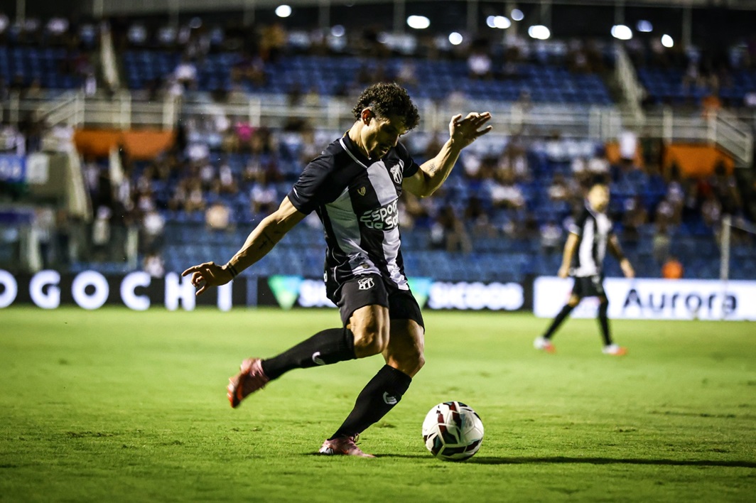 Rafael Ramos dá assistência, é aplaudido pela torcida e valoriza vitória: "Feliz pelos três pontos"