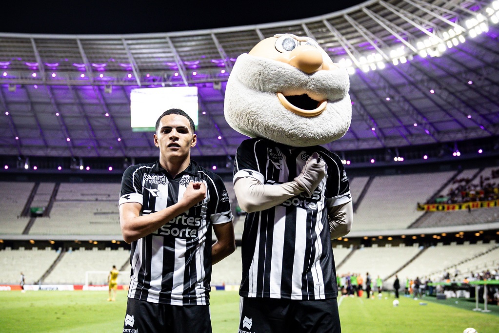 Das telas para o campo: Melk faz da paixão por animes marca de suas comemorações no Vozão