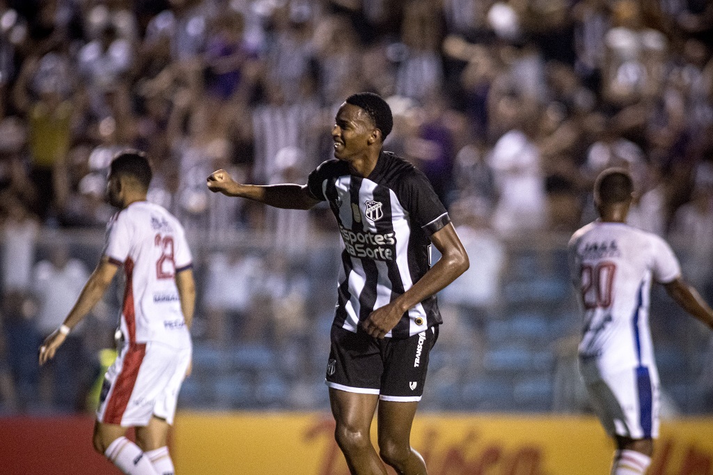 Recém-promovido das categorias de base, Guilherme celebra primeiro gol como profissional