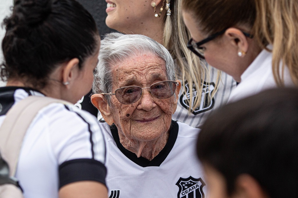 Torcedora do Ceará, dona Ester Matos celebra os 100 anos de vida conhecendo as dependências do Time do Povo