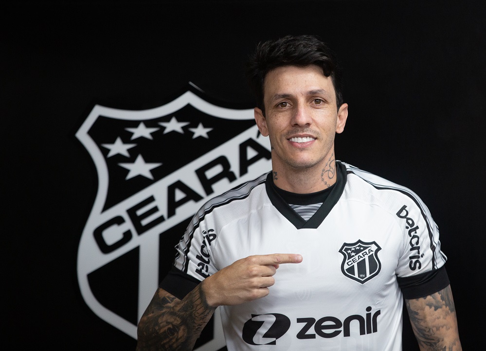 Jean Carlos veste a camisa do Ceará pela primeira vez em apresentação oficial