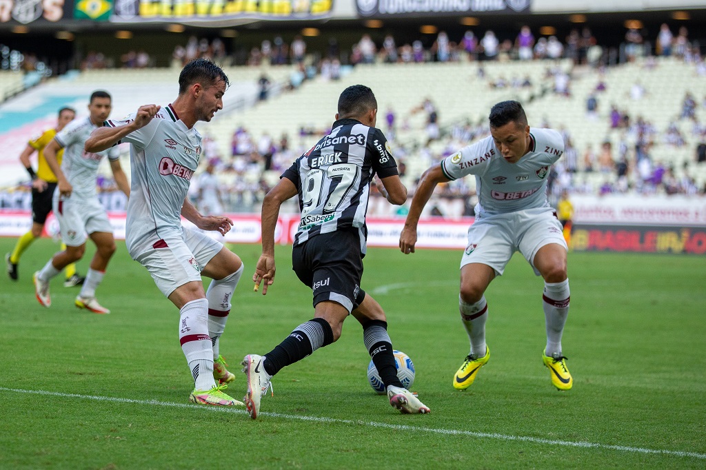 Em levantamento mundial, Erick figura entre os atletas com a mais dribles na temporada