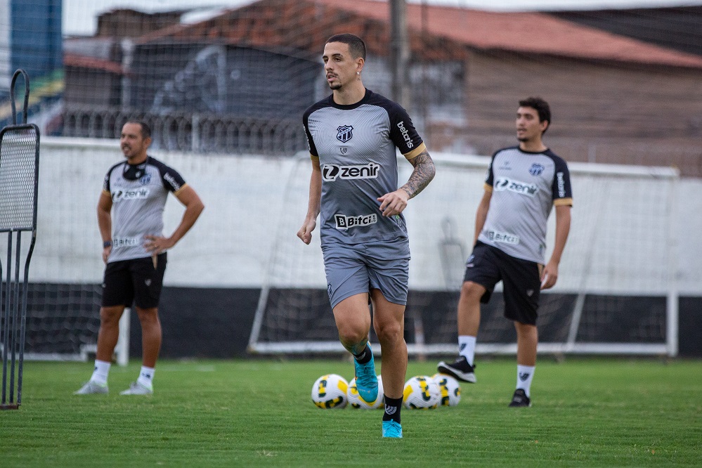 Ceará faz último treino antes de viagem para enfrentar o Santos