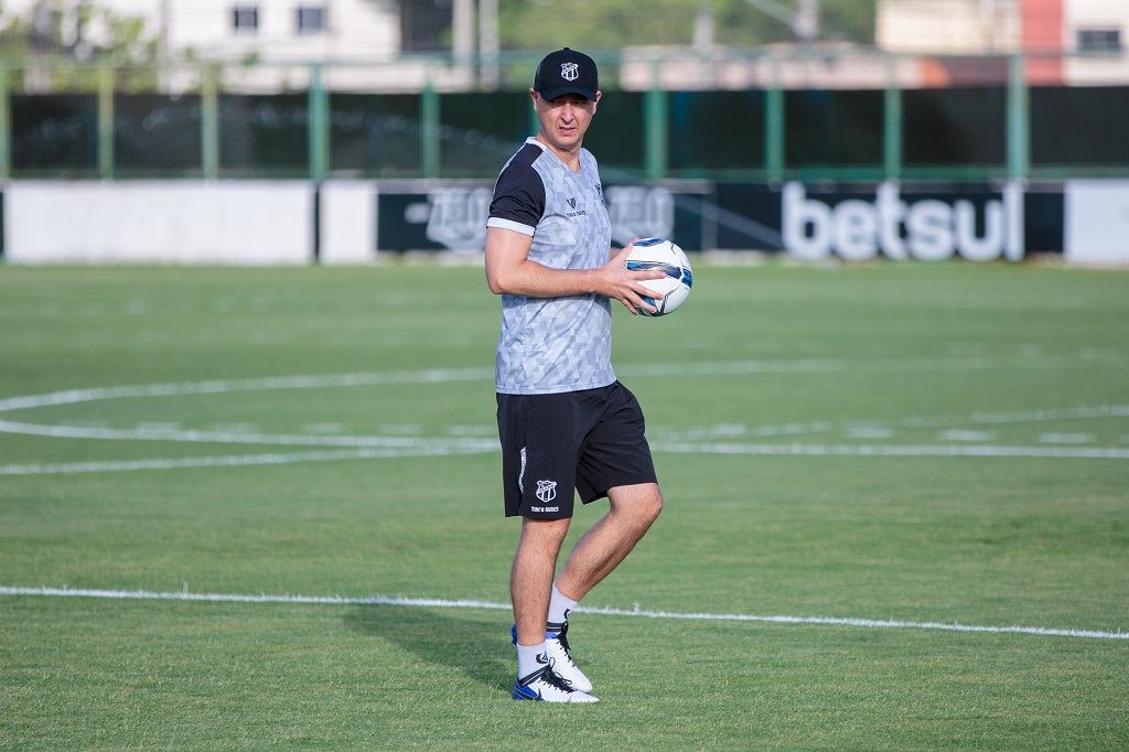 Em meio à preparação para o confronto, Tiago Nunes exalta importância que a torcida terá contra o CRB