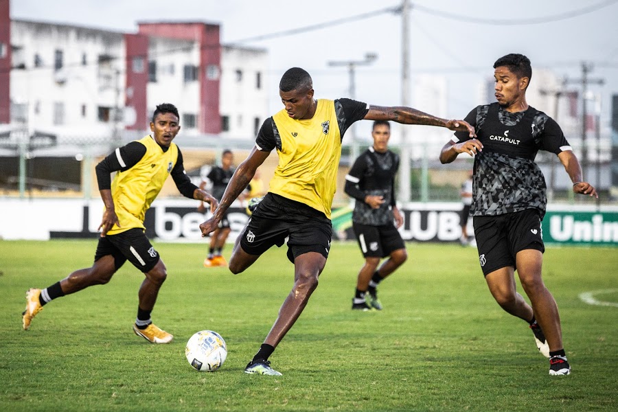 Antes de embarque a Salvador, elenco do Ceará realiza treino apronto em Porangabuçu