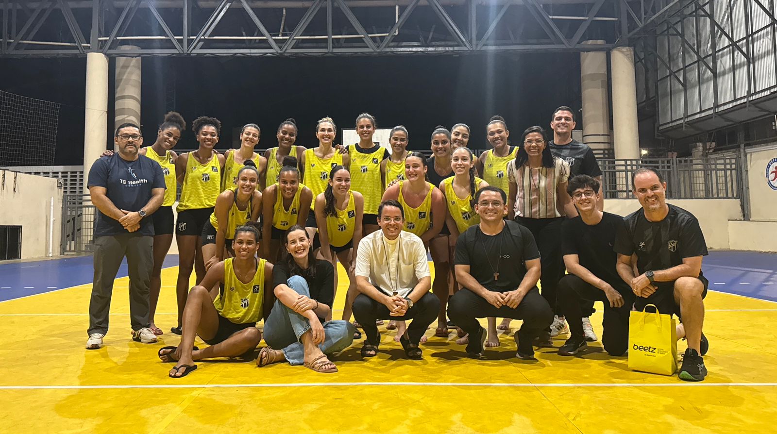 Vôlei: Em última atividade do ano, atletas recebem bênção de padre e participam de palestra com ex-atleta