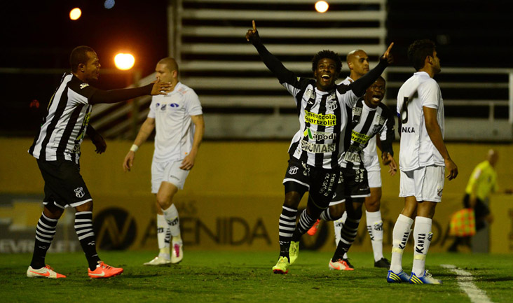 Superior em campo, Ceará vence o Bragantino e segue isolado na ponta