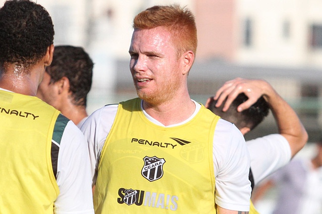 Focado no Criciúma, zagueiro Charles garante equipe mais entrosada
