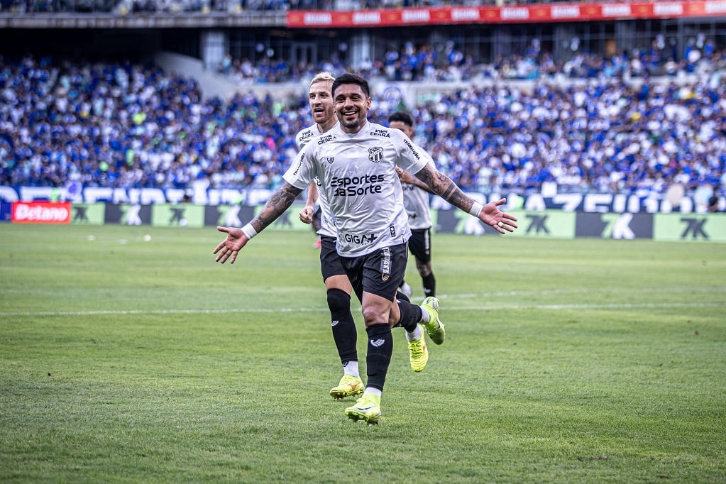 Série A: Galeano decide e Ceará vence o líder Cruzeiro por 2 x 1, de virada