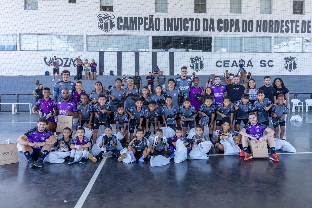 Atletas do Ceará entregam mais de cem pares de tênis para jovens jogadores da Iniciação Alvinegra