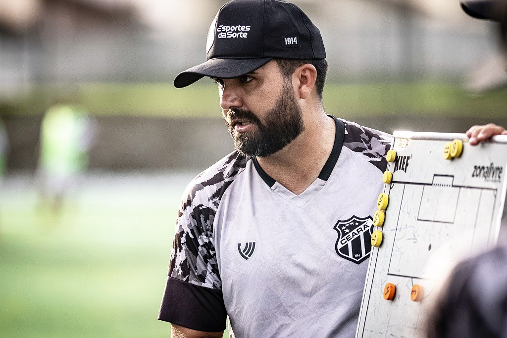 Rafael Nascimento, técnico do Sub-15, destaca bom desempenho da equipe em vitória na estreia da temporada