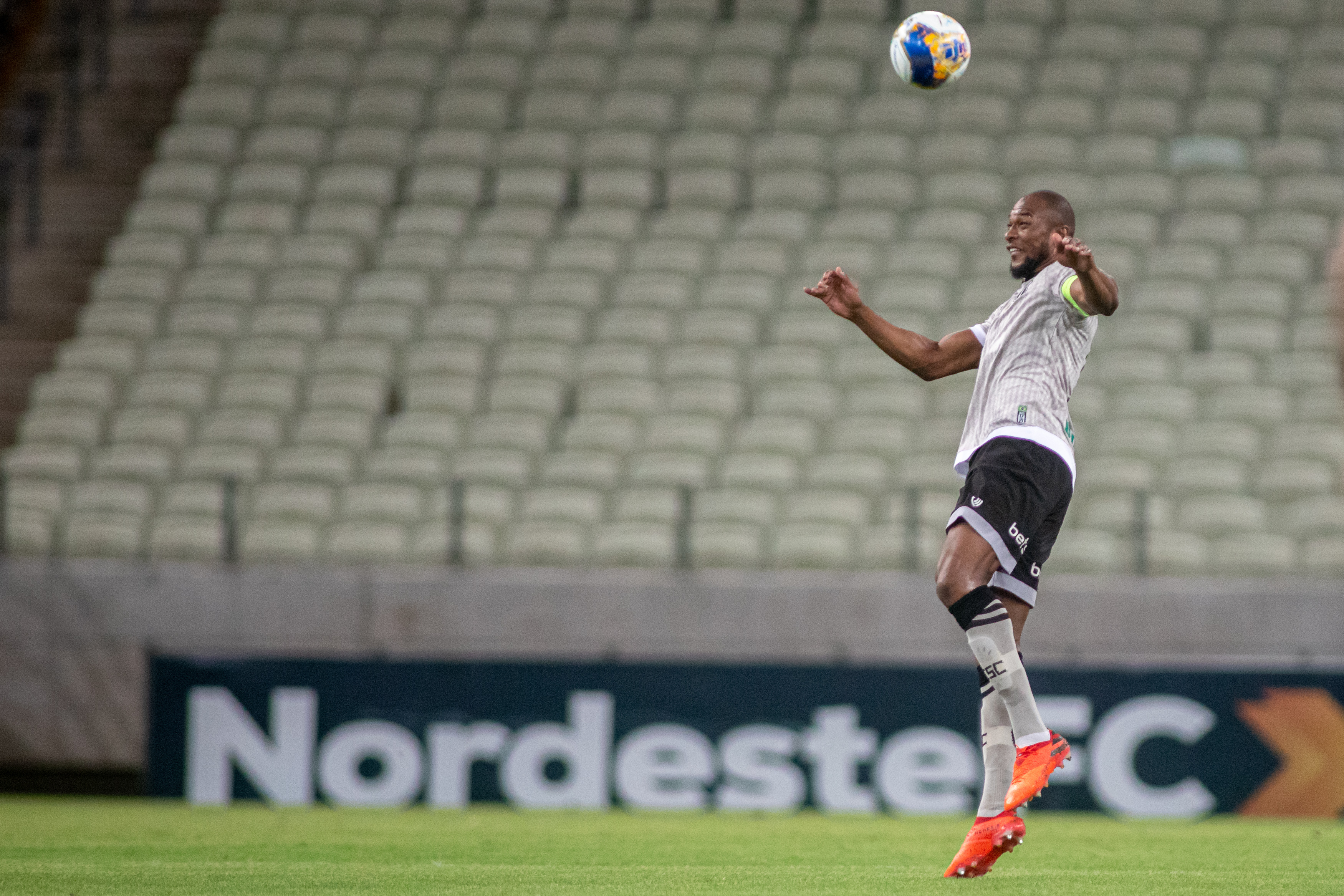 Luiz Otávio completa 200 jogos pelo Vozão em vitória por 2x0 diante do CSA/AL