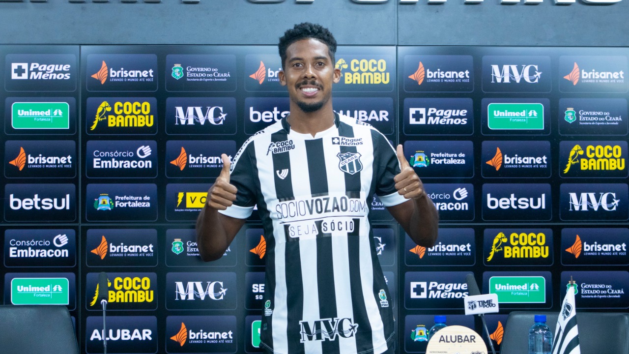 Em coletiva de imprensa, Oliveira é oficialmente apresentado