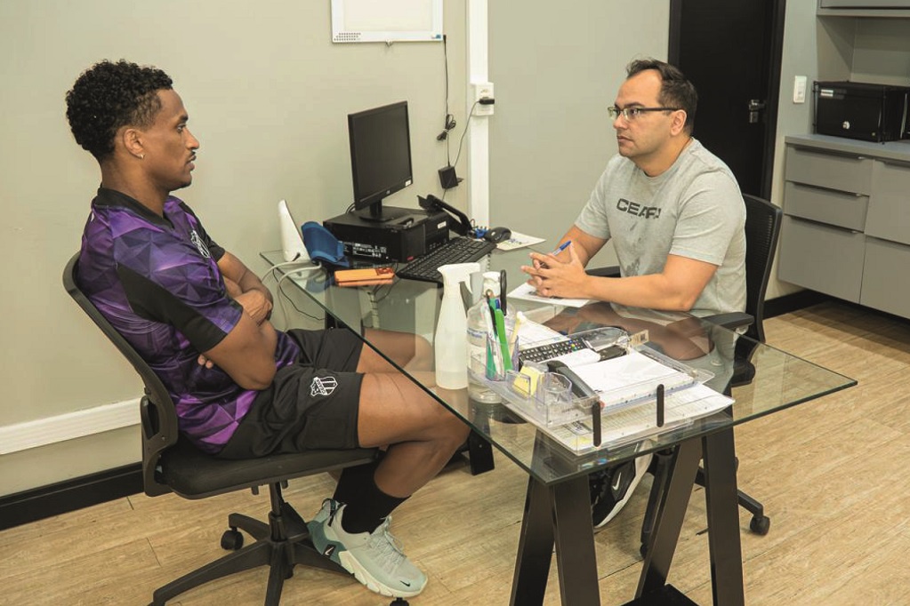 Em seu primeiro dia em Porangabuçu, Saulo Mineiro realiza testes físicos e clínicos