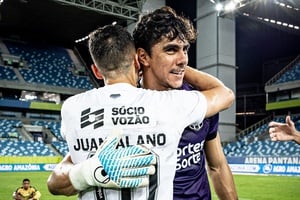 Richard defende dois pênaltis e garante triunfo por 2 a 0 contra o Cuiabá pelo Brasileiro