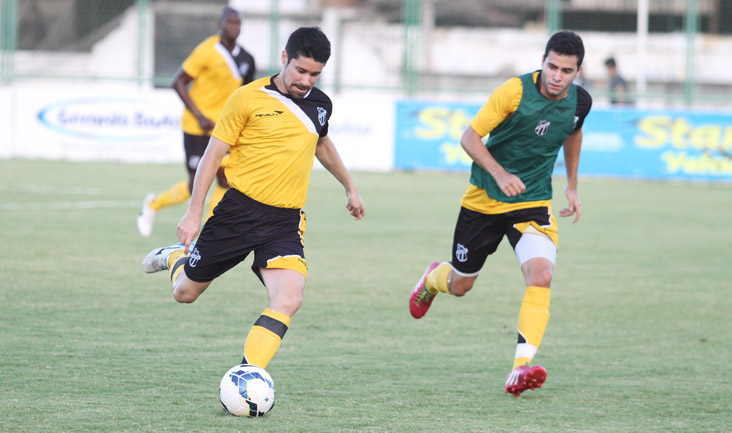 Grupo encerrou a preparação para jogo de amanhã com treino coletivo