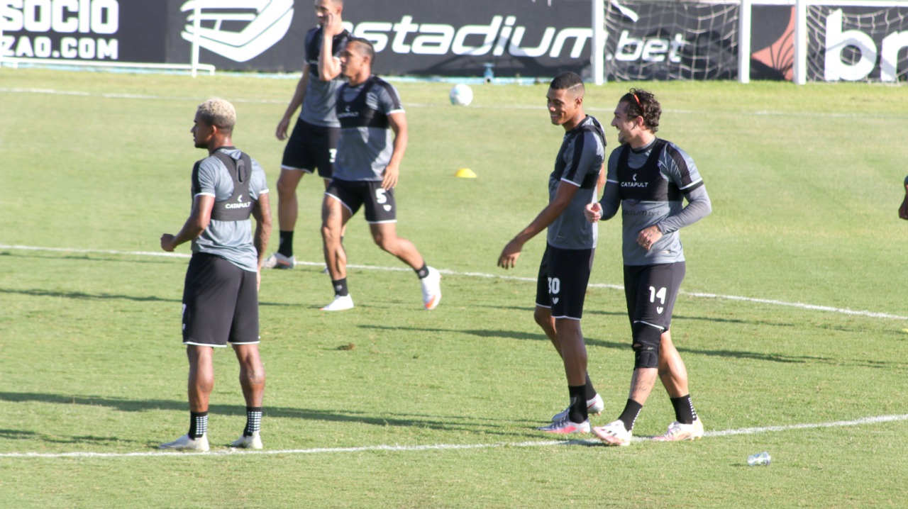 A três dias do jogo contra o Inter, Ceará realiza técnico-tático em campo aberto