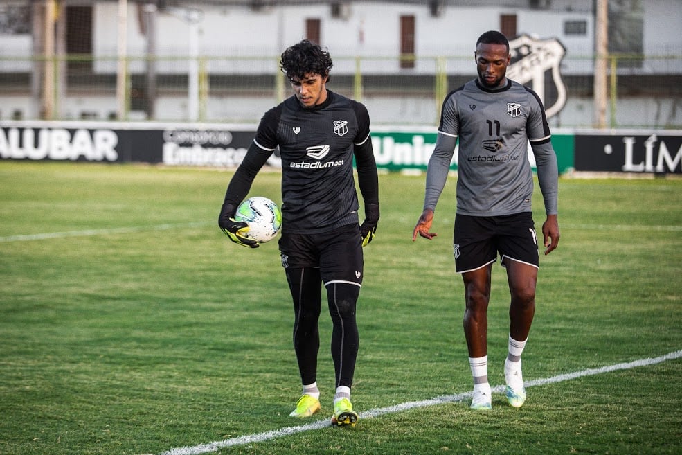 A dois dias do duelo contra Atlético/GO, Ceará realiza treino técnico-tático em Porangabuçu