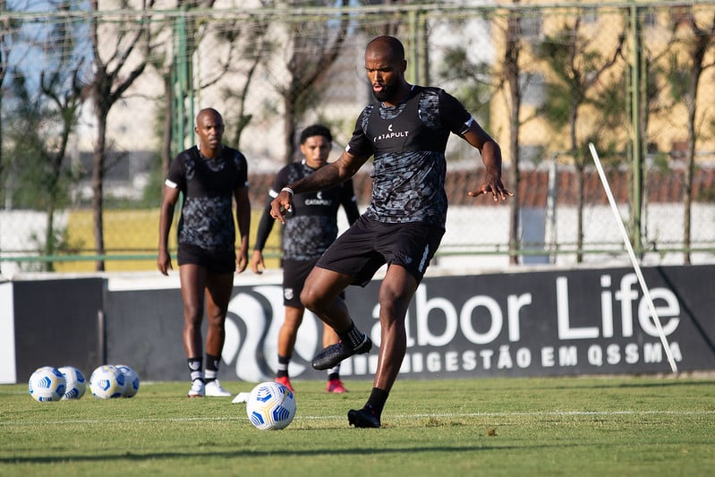 Ceará realiza análise em vídeo e participa de treino técnico-tático no CT de Porangabuçu