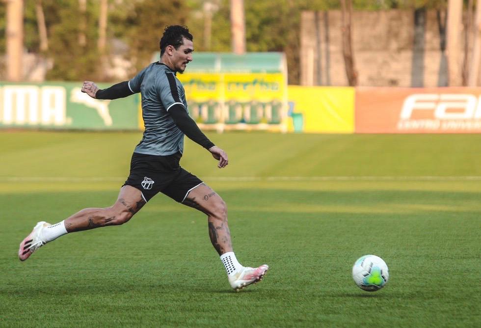 Ceará faz último treino em SP antes de viagem para Curitiba, onde enfrenta o Athletico/PR