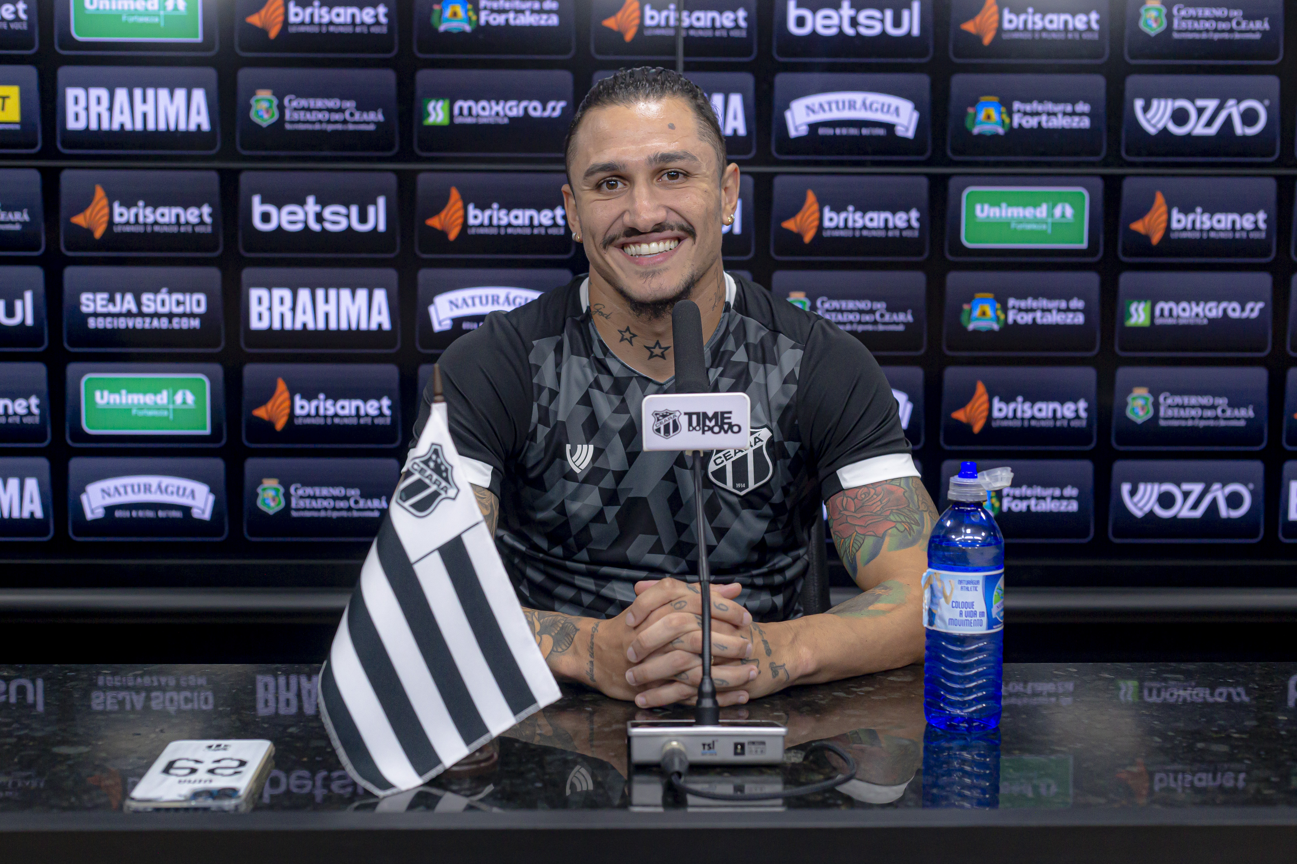 No dia do aniversário, Vina concede entrevista coletiva em Porangabuçu